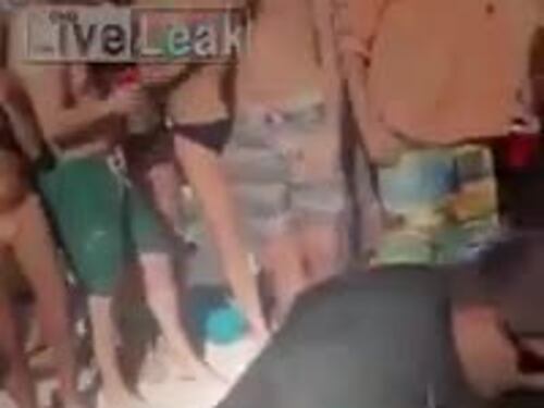Poliziotto mette KO due ragazzi molesti durante lo spring break