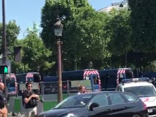 Auto contro furgone della polizia: paura sugli Champs Elysées