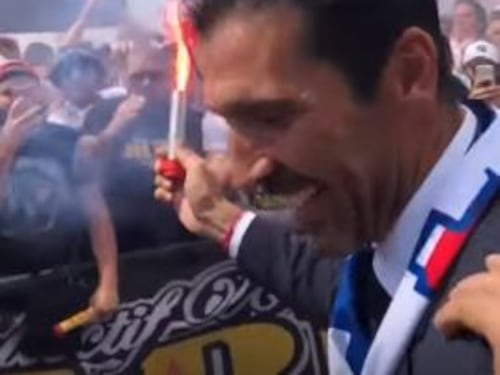 Gigi Buffon ultrà del Psg: accende un fumogeno e fa festa coi tifosi