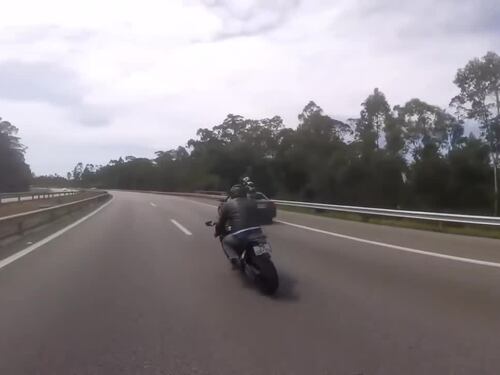 Incidente in autostrada, l'incredibile volo che salva il motociclista
