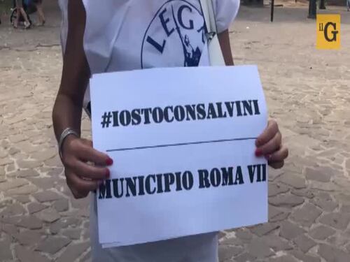 Roma, "magliette verdi" in piazza contro i radical-chic: "Stiamo con Salvini"