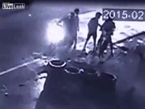 Attaccato da una gang, ragazzo muore in strada