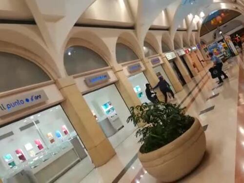 Taranto, rapina in un centro commerciale, il video diventa virale sui social