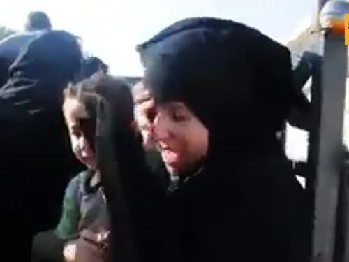 Siria, madre scopre il volto dal velo imposto dall'Isis: il figlio (terrorizzato) la ricopre