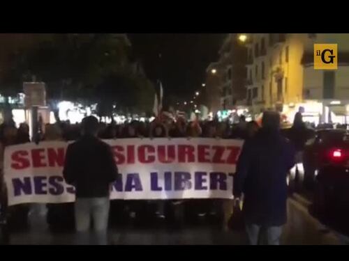 Roma, donne in corteo contro il centro di accoglienza