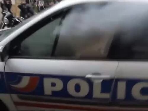La furia dei black bloc contro la polizia francese