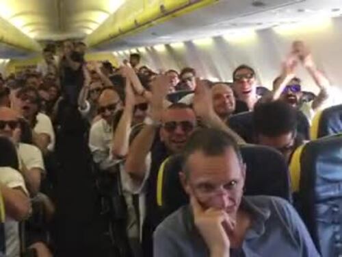 Alba Parietti, fan in delirio sul volo per Ibiza