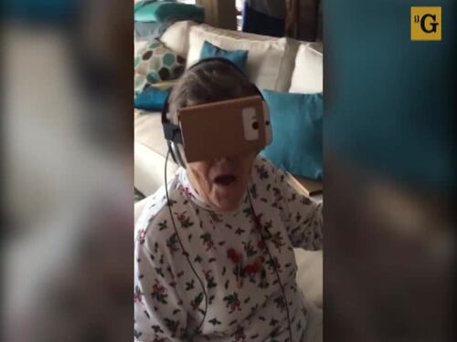 Nonnina prova gli occhiali per la realtà virtuale