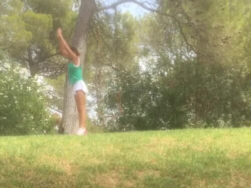 Belén a Ibiza, tra allenamenti sexy e... fiorellini