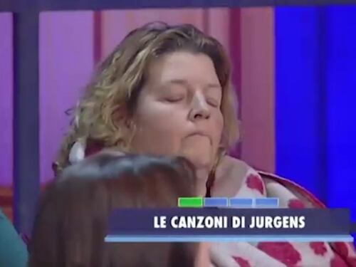 Si addormenta durante lo show, Bonolis la va a svegliare