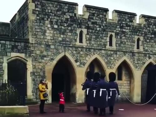 Il saluto della Guardia inglese al suo piccolo sosia