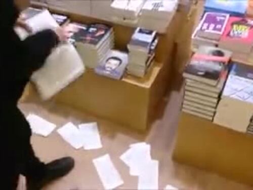 "Facciamo a pezzi il libro di Salvini". Blitz antagonista in libreria