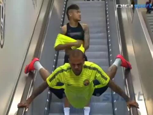 Dani Alves, follia Barcellona sulle scale mobili
