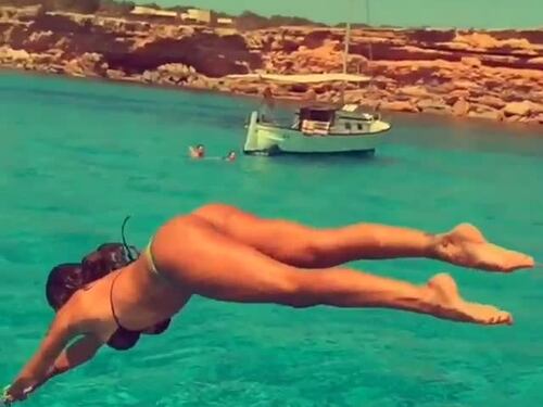 Un tuffo in mare: Belen Rodriguez sempre più sexy