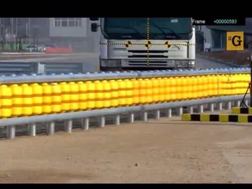 Guard rail intelligente rimette le auto in carreggiata