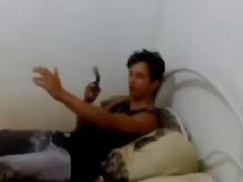 Si fa un "selfie" con la pistola