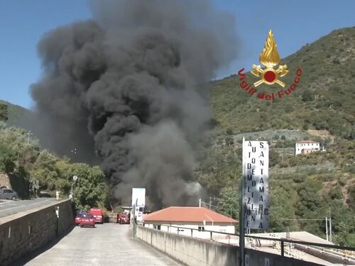 Inferno di fuoco a Taggia, brucia autodemolitore