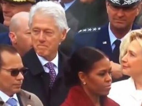 Hillary fulmina lo sguardo malandrino di Bill Clinton