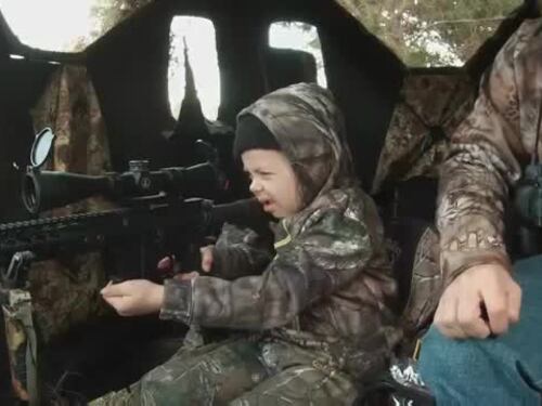 Texas, bambina di 7 anni spara al suo primo cervo
