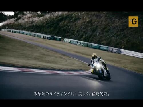Robot in sella ad una Yamaha sfida Valentino Rossi