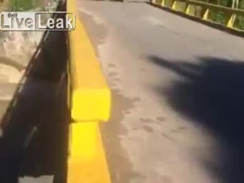 Il ponte crolla dopo il passaggio dei turisti