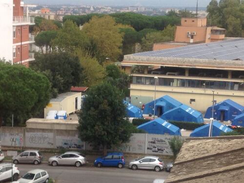 "Minacciati e aggrediti dai migranti". Rivolta contro la tendopoli della Croce Rossa
