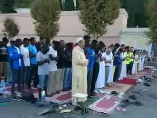 Gli islamici pregano davanti al cimitero di Ventimiglia