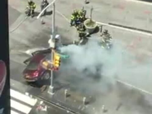 Times Square, l'auto contro semaforo dopo l'incidente