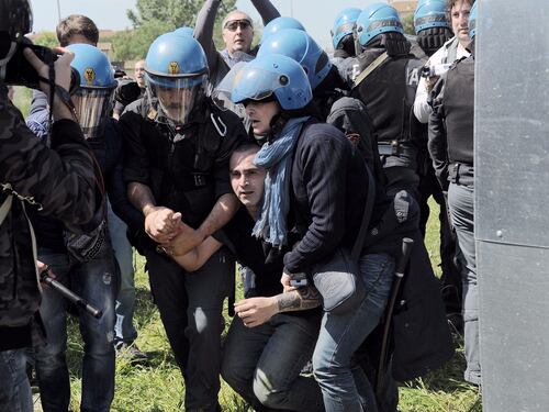 Tensione a Pisa: scontri con la polizia