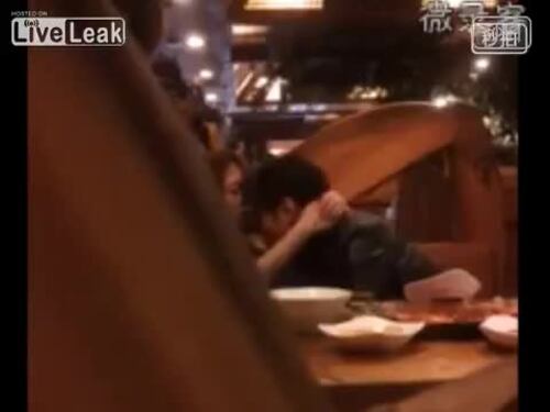 Sesso al ristorante, coppia cinese troppo focosa