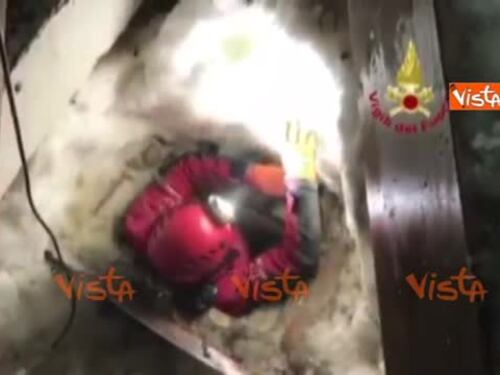 Rigopiano, così i soccorritori si calano all'interno dell'hotel