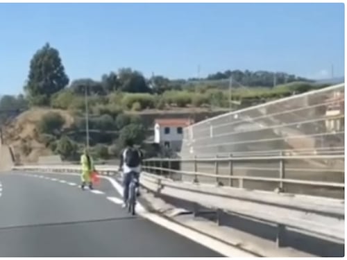 Migrante sorpreso sull'Autostrada in bicicletta nell'Imperiese: il video è virale