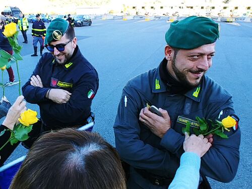 I gilet jaunes suonano "Bella ciao" sul'Autostrada e poi offrono rose gialle