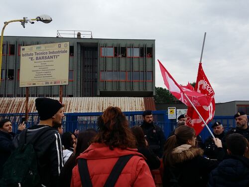 Di Maio contestato da studenti e lavoratori a Pomigliano