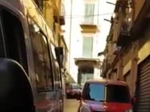 Le immagini dell'ambulanza bloccata a Napoli dalla sosta selvaggia