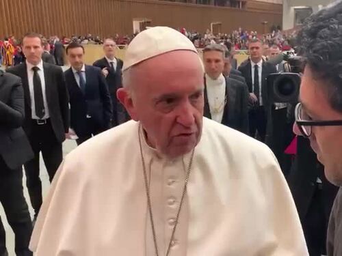 Il papa a fianco dei giornalisti di Askanews