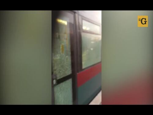 Distrugge i vetri del tram e scappa: ennesimo atto vandalico sui mezzi pubblici della Capitale