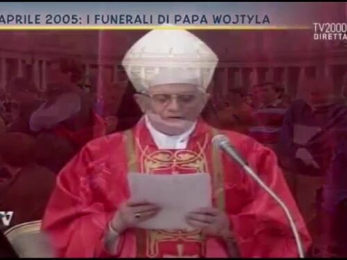 Il cardinal Ratzinger celebra le esequie di Papa Wojtila