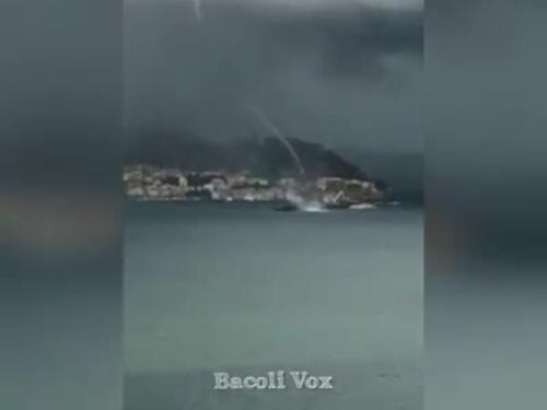 Le immagini della tromba d'aria nel golfo di Pozzuoli