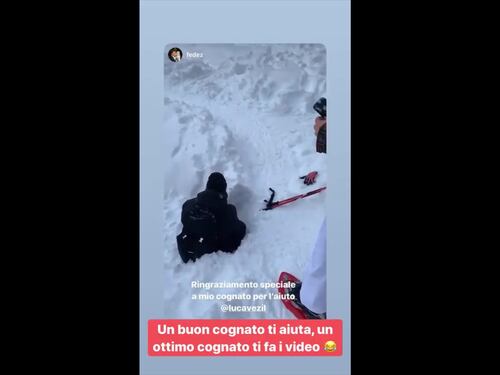 Fedez finisce fuori pista con le ciaspole: "Aiutatemi!"