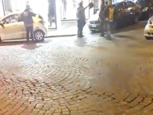 Panico tra le vie di Napoli: mega rissa tra parcheggiatori abusivi in Via dei Mille