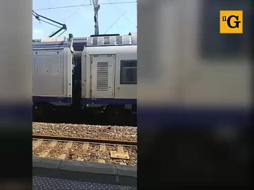 Migranti aggrappati tra due carrozze per espatriare clandestinamente in Francia