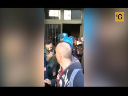 Casal Bruciato, tensione tra residenti e polizia all'arrivo dei rom