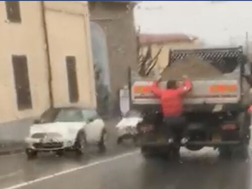 Straniero viaggia aggrappato sul retro del camion, il video diventa virale