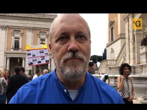 Rifiuti, buche e degrado, in Campidoglio torna la protesta anti-Raggi