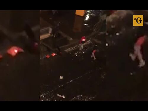 Il "crack party" all'ingresso della metro di Piazza Vittorio