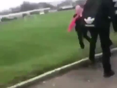 Inghilterra, bimba siriana picchiata dalle compagne