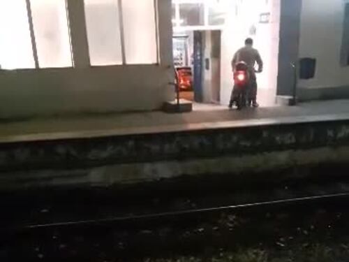 Napoli, sfreccia in scooter su banchina della Cumana