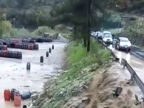 Bomba d'acqua nell'Imperiese: la strada diventa un fiume, auto a rischio