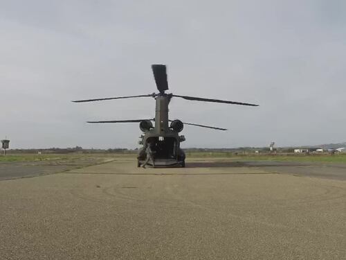 Elicottero CH-47 dell'Esercito Italiano decollato per supportare gli aiuti in Albania